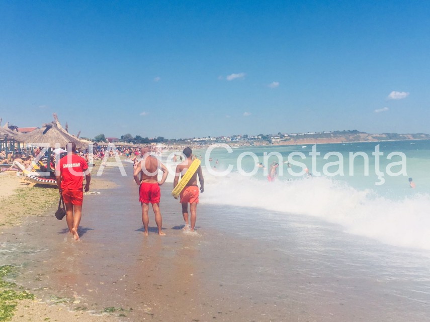 alerta la malul marii pe plaja de la vama veche 2 mai a fost arborat steagul rosu turistii se cearta