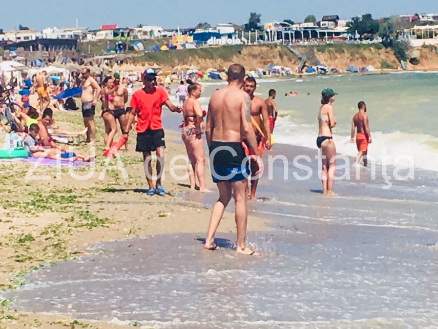 alerta la malul marii pe plaja de la vama veche 2 mai a fost arborat steagul rosu turistii se cearta