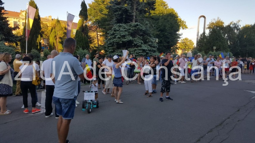 imagini de la eveniment constanta 200 de persoane adunate in fata prefecturii 667534 imagini de la eveniment constanta 200 de persoane adunate in fata prefecturii 667534