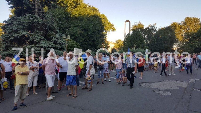 imagini de la eveniment constanta 200 de persoane adunate in fata prefecturii 667534 imagini de la eveniment constanta 200 de persoane adunate in fata prefecturii 667534