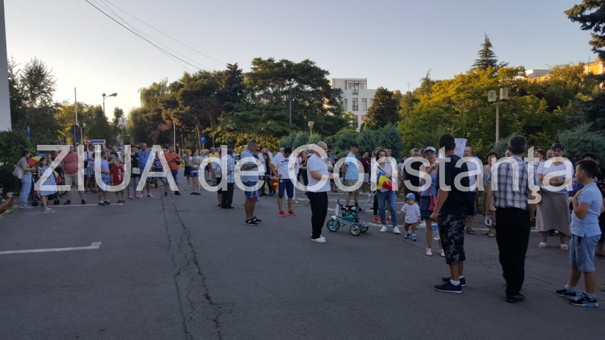 imagini de la eveniment constanta 200 de persoane adunate in fata prefecturii 667534 imagini de la eveniment constanta 200 de persoane adunate in fata prefecturii 667534