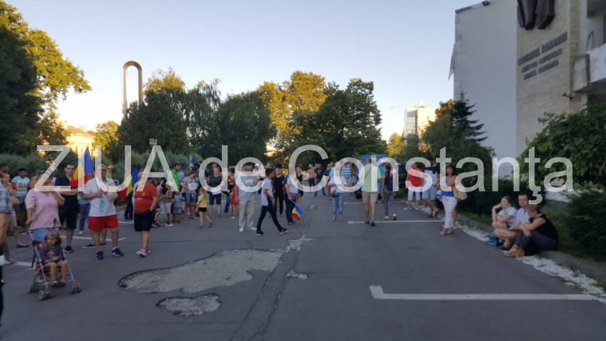 imagini de la eveniment constanta 200 de persoane adunate in fata prefecturii 667534 imagini de la eveniment constanta 200 de persoane adunate in fata prefecturii 667534