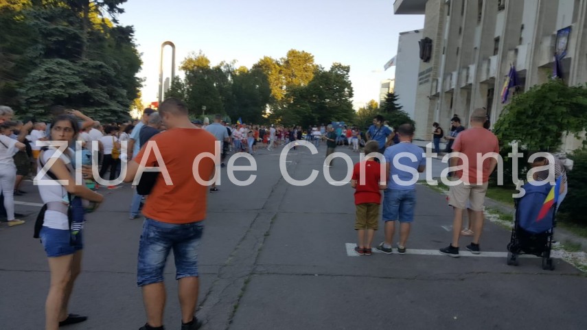 imagini de la eveniment constanta 200 de persoane adunate in fata prefecturii 667534 imagini de la eveniment constanta 200 de persoane adunate in fata prefecturii 667534