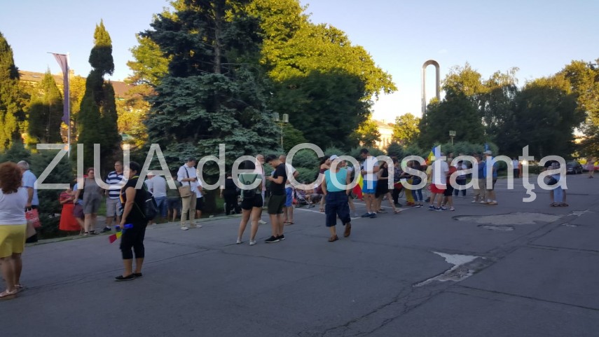 imagini de la eveniment constanta 200 de persoane adunate in fata prefecturii 667534 imagini de la eveniment constanta 200 de persoane adunate in fata prefecturii 667534