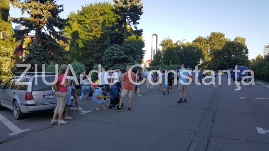 imagini de la eveniment constanta 200 de persoane adunate in fata prefecturii 667534 imagini de la eveniment constanta 200 de persoane adunate in fata prefecturii 667534