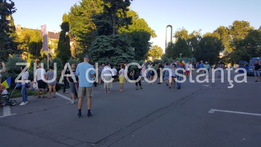 imagini de la eveniment constanta 200 de persoane adunate in fata prefecturii 667534 imagini de la eveniment constanta 200 de persoane adunate in fata prefecturii 667534