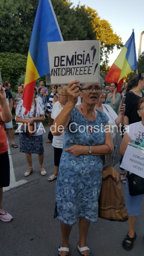 imagini de la eveniment constanta 200 de persoane adunate in fata prefecturii 667534 imagini de la eveniment constanta 200 de persoane adunate in fata prefecturii 667534