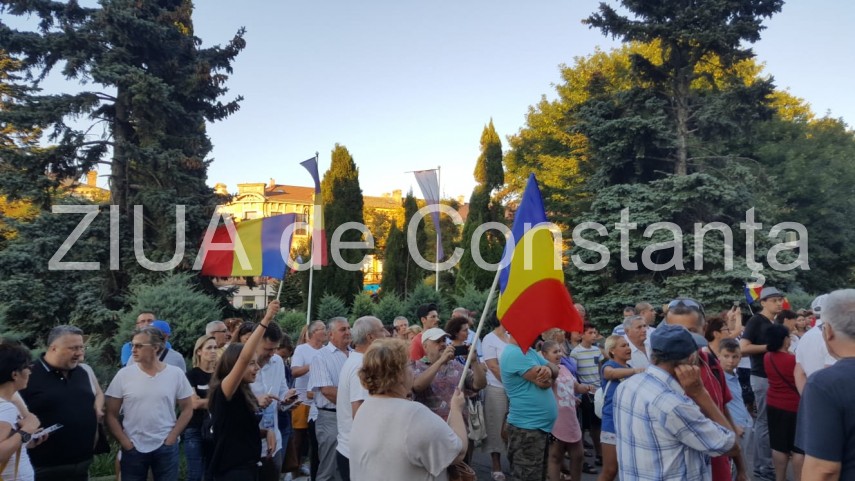 imagini de la eveniment constanta 200 de persoane adunate in fata prefecturii 667534 imagini de la eveniment constanta 200 de persoane adunate in fata prefecturii 667534