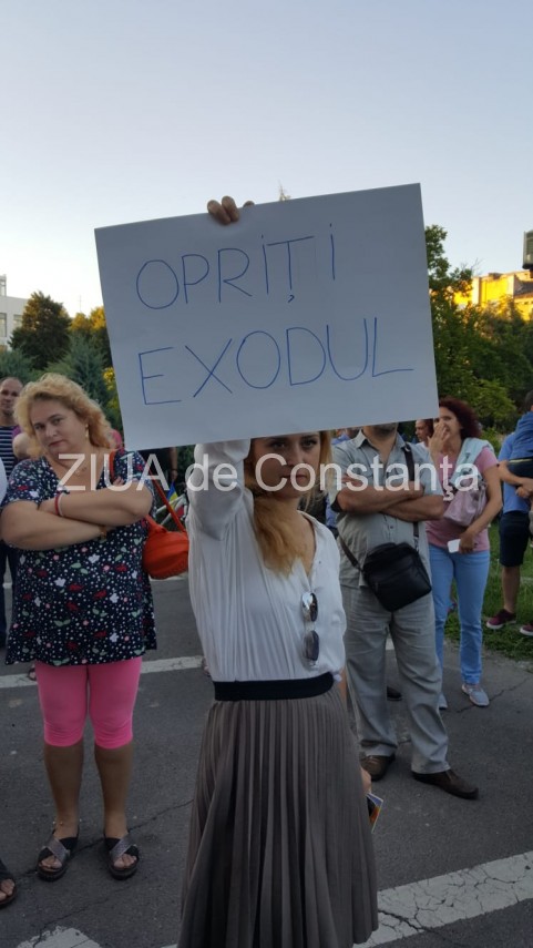imagini de la eveniment constanta 200 de persoane adunate in fata prefecturii 667534 imagini de la eveniment constanta 200 de persoane adunate in fata prefecturii 667534