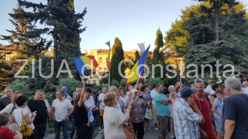 imagini de la eveniment constanta 200 de persoane adunate in fata prefecturii 667534 imagini de la eveniment constanta 200 de persoane adunate in fata prefecturii 667534
