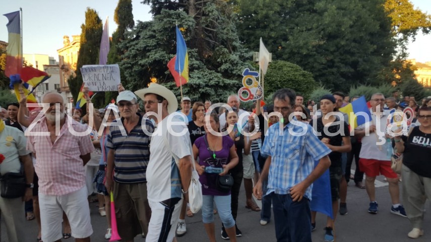 imagini de la eveniment constanta 200 de persoane adunate in fata prefecturii 667534 imagini de la eveniment constanta 200 de persoane adunate in fata prefecturii 667534