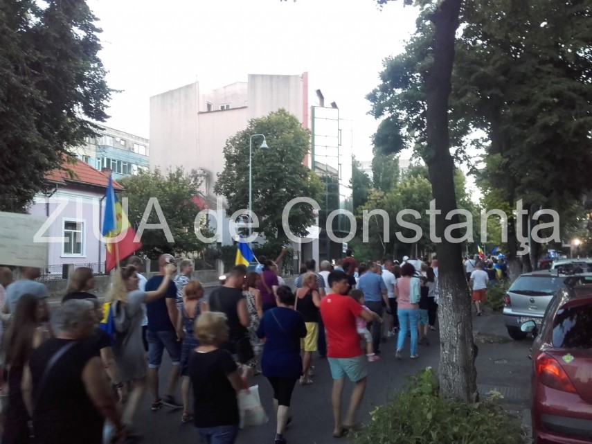 imagini de la eveniment constanta 200 de persoane adunate in fata prefecturii 667534 imagini de la eveniment constanta 200 de persoane adunate in fata prefecturii 667534