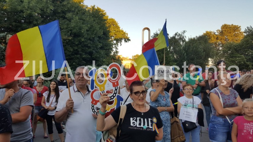 imagini de la eveniment constanta 200 de persoane adunate in fata prefecturii 667534 imagini de la eveniment constanta 200 de persoane adunate in fata prefecturii 667534