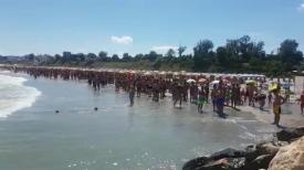 Imaginea zilei Mulţimea adunată să privească spectacolul morţii. Un tânăr a dispărut în valurile mării 