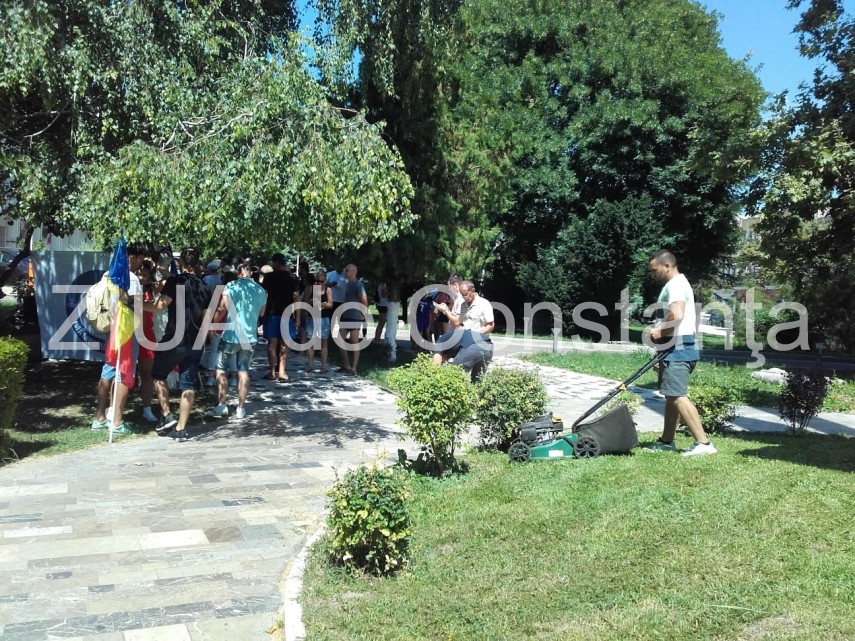 imagini de la eveniment mobilizare generala la constanta zeci de persoane pleaca spre bucuresti unde imagini de la eveniment mobilizare generala la constanta zeci de persoane pleaca spre bucuresti unde