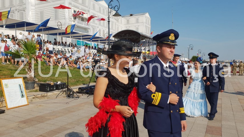 au inceput manifestarile dedicate zilei marinei romane mii de oameni s au strans pe faleza comandamentului au inceput manifestarile dedicate zilei marinei romane mii de oameni s au strans pe faleza comandamentului