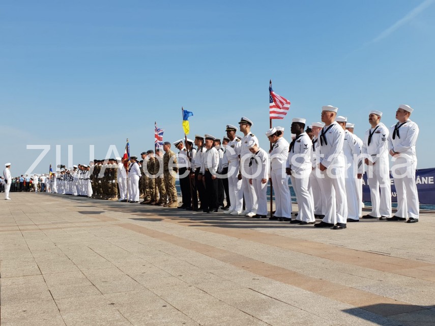 au inceput manifestarile dedicate zilei marinei romane mii de oameni s au strans pe faleza comandamentului au inceput manifestarile dedicate zilei marinei romane mii de oameni s au strans pe faleza comandamentului