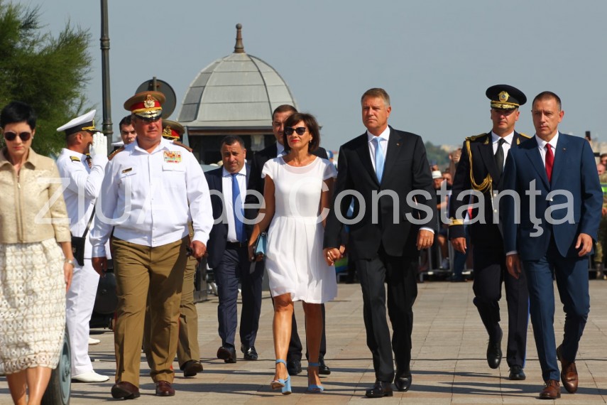 au inceput manifestarile dedicate zilei marinei romane mii de oameni s au strans pe faleza comandamentului au inceput manifestarile dedicate zilei marinei romane mii de oameni s au strans pe faleza comandamentului