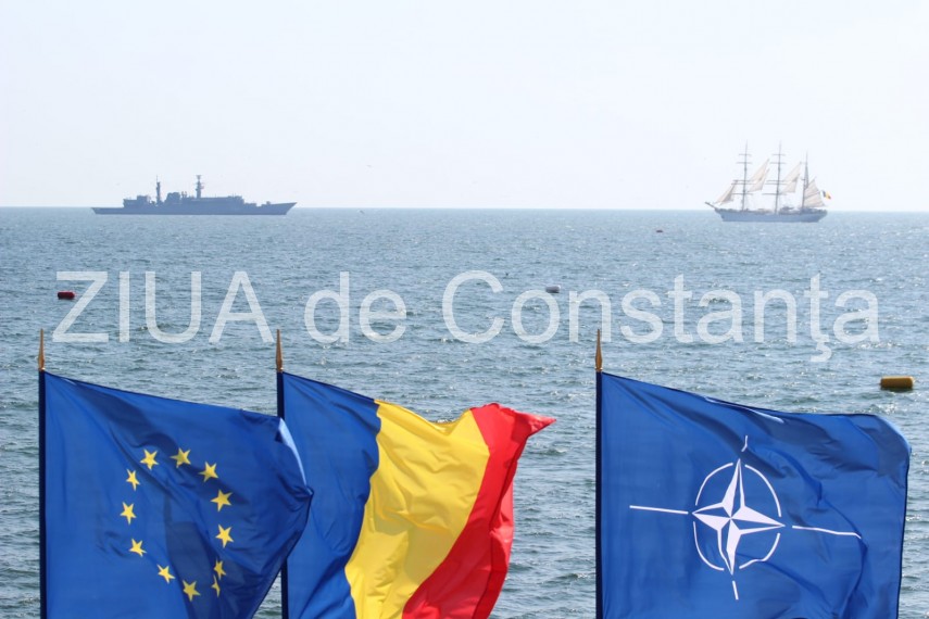 au inceput manifestarile dedicate zilei marinei romane mii de oameni s au strans pe faleza comandamentului au inceput manifestarile dedicate zilei marinei romane mii de oameni s au strans pe faleza comandamentului