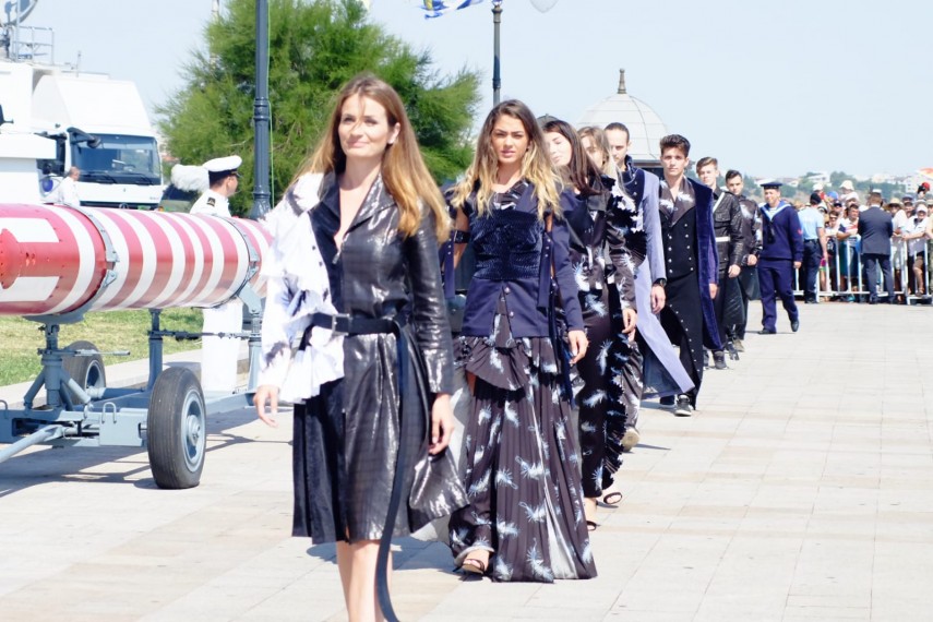 au inceput manifestarile dedicate zilei marinei romane mii de oameni s au strans pe faleza comandamentului au inceput manifestarile dedicate zilei marinei romane mii de oameni s au strans pe faleza comandamentului