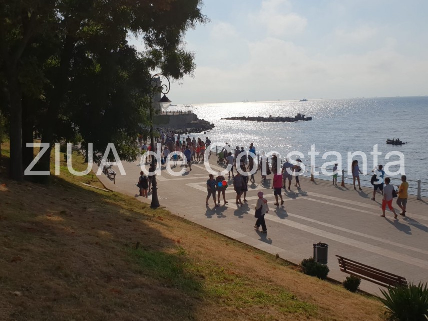 au inceput manifestarile dedicate zilei marinei romane mii de oameni s au strans pe faleza comandamentului au inceput manifestarile dedicate zilei marinei romane mii de oameni s au strans pe faleza comandamentului