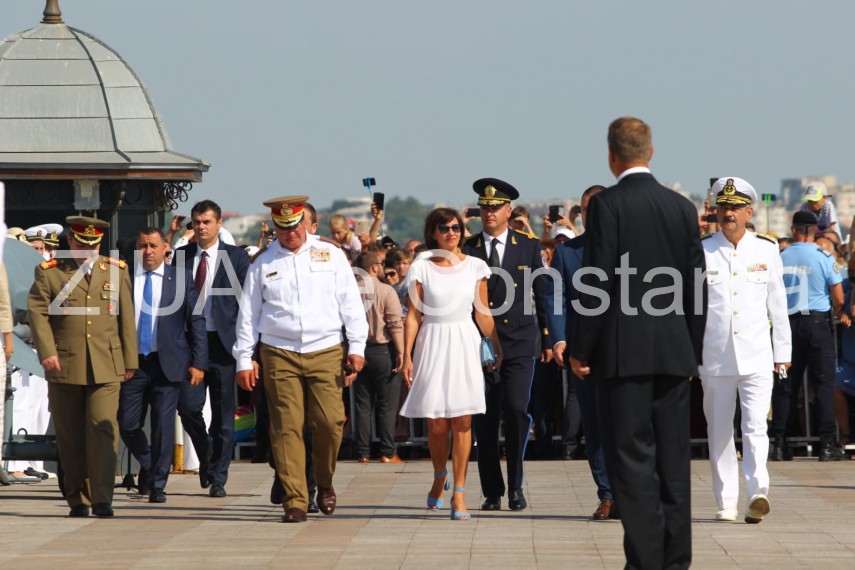 au inceput manifestarile dedicate zilei marinei romane mii de oameni s au strans pe faleza comandamentului au inceput manifestarile dedicate zilei marinei romane mii de oameni s au strans pe faleza comandamentului