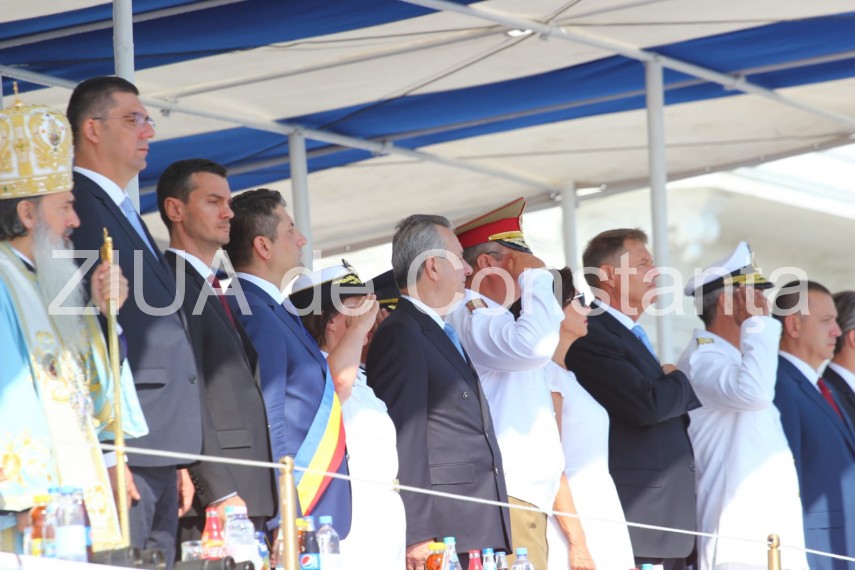 au inceput manifestarile dedicate zilei marinei romane mii de oameni s au strans pe faleza comandamentului au inceput manifestarile dedicate zilei marinei romane mii de oameni s au strans pe faleza comandamentului