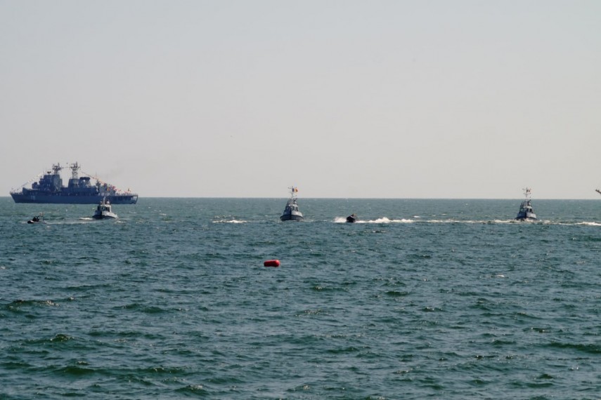 au inceput manifestarile dedicate zilei marinei romane mii de oameni s au strans pe faleza comandamentului au inceput manifestarile dedicate zilei marinei romane mii de oameni s au strans pe faleza comandamentului