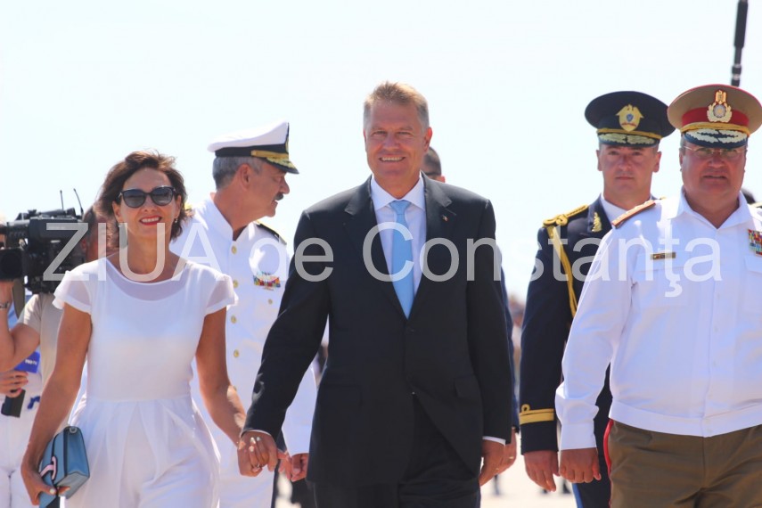 au inceput manifestarile dedicate zilei marinei romane mii de oameni s au strans pe faleza comandamentului au inceput manifestarile dedicate zilei marinei romane mii de oameni s au strans pe faleza comandamentului