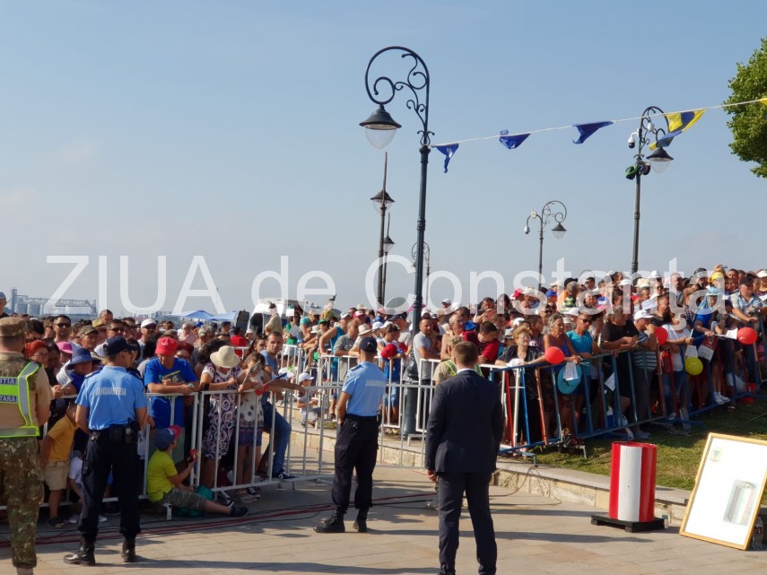 au inceput manifestarile dedicate zilei marinei romane mii de oameni s au strans pe faleza comandamentului au inceput manifestarile dedicate zilei marinei romane mii de oameni s au strans pe faleza comandamentului