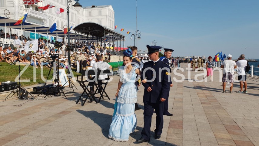au inceput manifestarile dedicate zilei marinei romane mii de oameni s au strans pe faleza comandamentului au inceput manifestarile dedicate zilei marinei romane mii de oameni s au strans pe faleza comandamentului