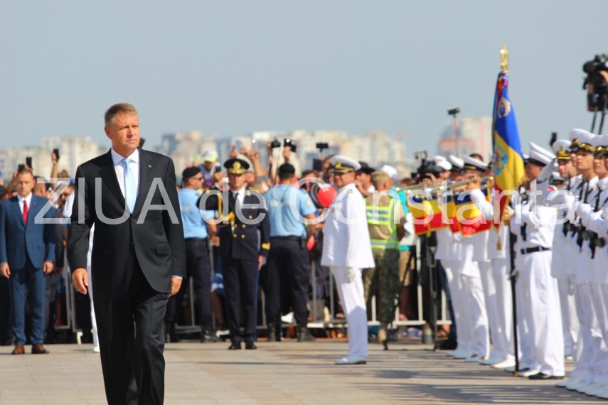 au inceput manifestarile dedicate zilei marinei romane mii de oameni s au strans pe faleza comandamentului au inceput manifestarile dedicate zilei marinei romane mii de oameni s au strans pe faleza comandamentului