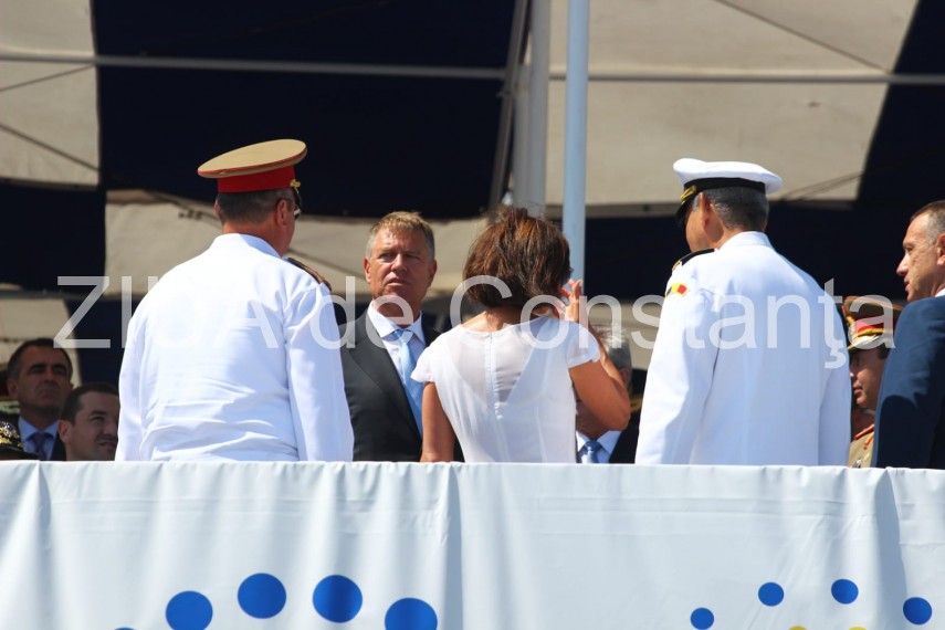 au inceput manifestarile dedicate zilei marinei romane mii de oameni s au strans pe faleza comandamentului au inceput manifestarile dedicate zilei marinei romane mii de oameni s au strans pe faleza comandamentului