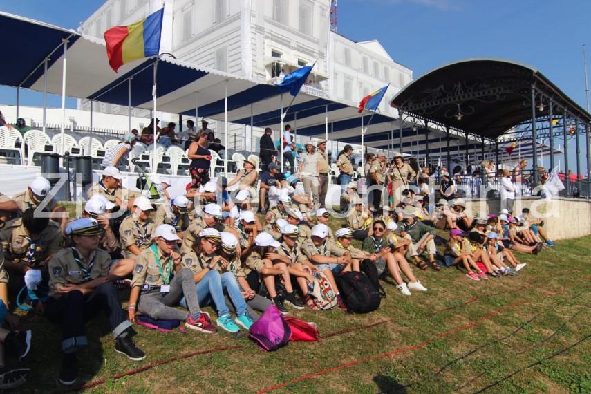 au inceput manifestarile dedicate zilei marinei romane mii de oameni s au strans pe faleza comandamentului au inceput manifestarile dedicate zilei marinei romane mii de oameni s au strans pe faleza comandamentului