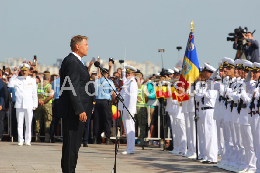 au inceput manifestarile dedicate zilei marinei romane mii de oameni s au strans pe faleza comandamentului au inceput manifestarile dedicate zilei marinei romane mii de oameni s au strans pe faleza comandamentului