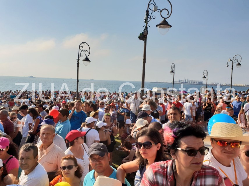 au inceput manifestarile dedicate zilei marinei romane mii de oameni s au strans pe faleza comandamentului au inceput manifestarile dedicate zilei marinei romane mii de oameni s au strans pe faleza comandamentului