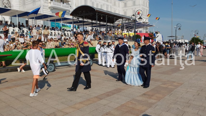 au inceput manifestarile dedicate zilei marinei romane mii de oameni s au strans pe faleza comandamentului au inceput manifestarile dedicate zilei marinei romane mii de oameni s au strans pe faleza comandamentului