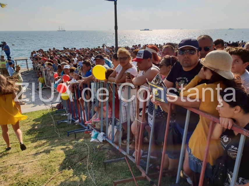 au inceput manifestarile dedicate zilei marinei romane mii de oameni s au strans pe faleza comandamentului au inceput manifestarile dedicate zilei marinei romane mii de oameni s au strans pe faleza comandamentului