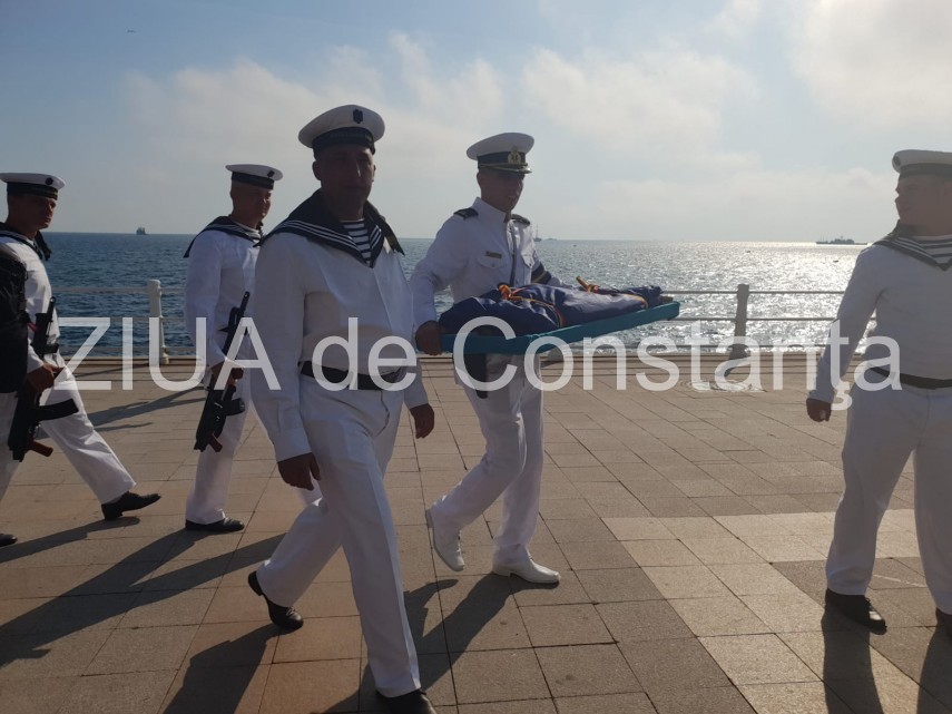 au inceput manifestarile dedicate zilei marinei romane mii de oameni s au strans pe faleza comandamentului au inceput manifestarile dedicate zilei marinei romane mii de oameni s au strans pe faleza comandamentului
