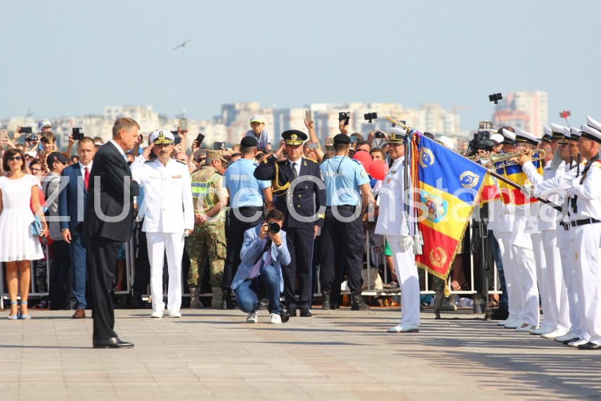 au inceput manifestarile dedicate zilei marinei romane mii de oameni s au strans pe faleza comandamentului au inceput manifestarile dedicate zilei marinei romane mii de oameni s au strans pe faleza comandamentului