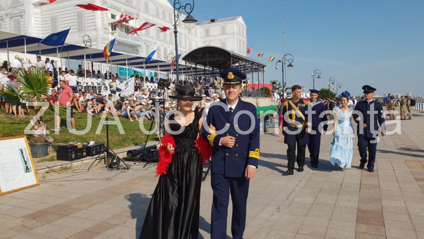 au inceput manifestarile dedicate zilei marinei romane mii de oameni s au strans pe faleza comandamentului au inceput manifestarile dedicate zilei marinei romane mii de oameni s au strans pe faleza comandamentului