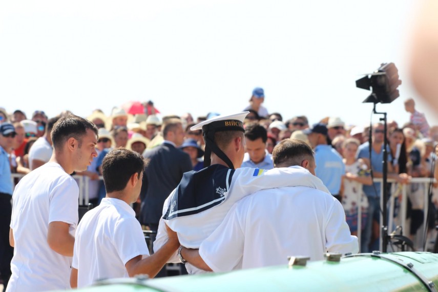 au inceput manifestarile dedicate zilei marinei romane mii de oameni s au strans pe faleza comandamentului au inceput manifestarile dedicate zilei marinei romane mii de oameni s au strans pe faleza comandamentului
