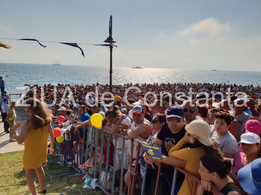 au inceput manifestarile dedicate zilei marinei romane mii de oameni s au strans pe faleza comandamentului au inceput manifestarile dedicate zilei marinei romane mii de oameni s au strans pe faleza comandamentului