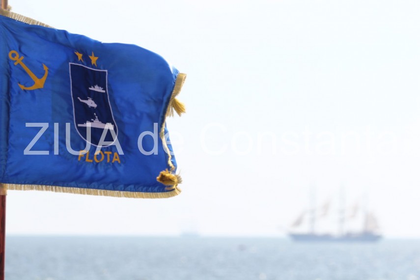 au inceput manifestarile dedicate zilei marinei romane mii de oameni s au strans pe faleza comandamentului au inceput manifestarile dedicate zilei marinei romane mii de oameni s au strans pe faleza comandamentului