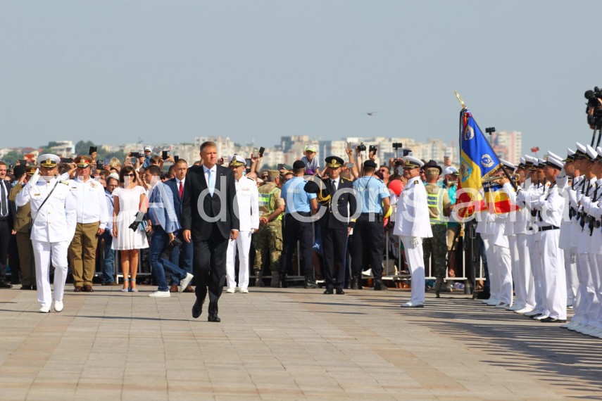 au inceput manifestarile dedicate zilei marinei romane mii de oameni s au strans pe faleza comandamentului au inceput manifestarile dedicate zilei marinei romane mii de oameni s au strans pe faleza comandamentului