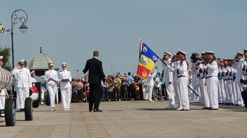 au inceput manifestarile dedicate zilei marinei romane mii de oameni s au strans pe faleza comandamentului au inceput manifestarile dedicate zilei marinei romane mii de oameni s au strans pe faleza comandamentului