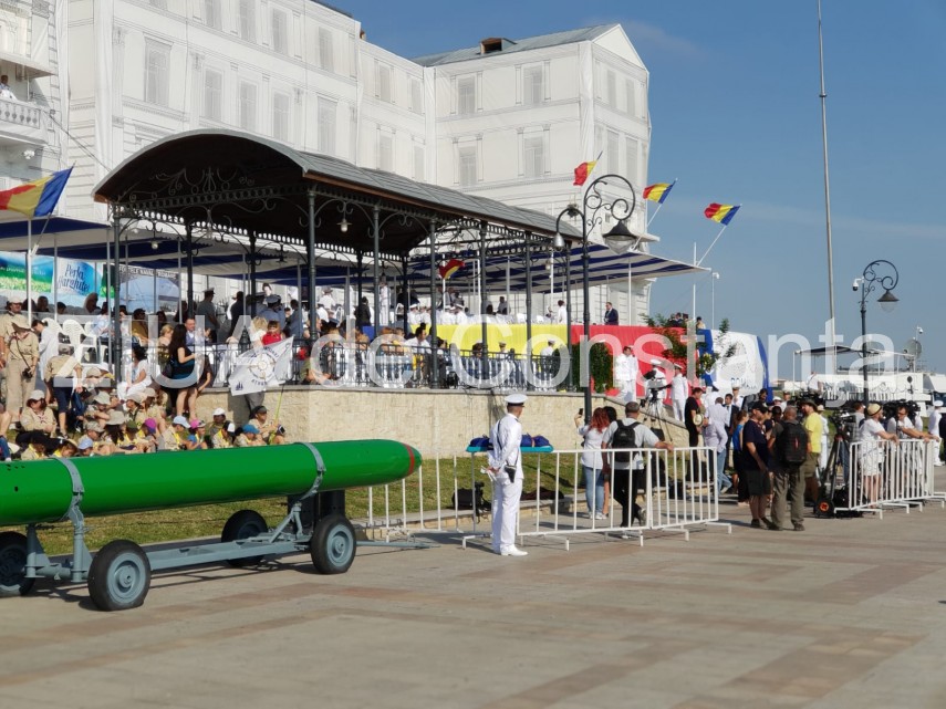 au inceput manifestarile dedicate zilei marinei romane mii de oameni s au strans pe faleza comandamentului au inceput manifestarile dedicate zilei marinei romane mii de oameni s au strans pe faleza comandamentului