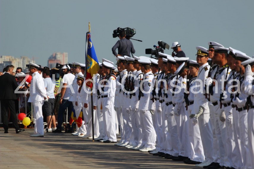 au inceput manifestarile dedicate zilei marinei romane mii de oameni s au strans pe faleza comandamentului au inceput manifestarile dedicate zilei marinei romane mii de oameni s au strans pe faleza comandamentului