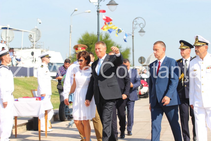 au inceput manifestarile dedicate zilei marinei romane mii de oameni s au strans pe faleza comandamentului au inceput manifestarile dedicate zilei marinei romane mii de oameni s au strans pe faleza comandamentului