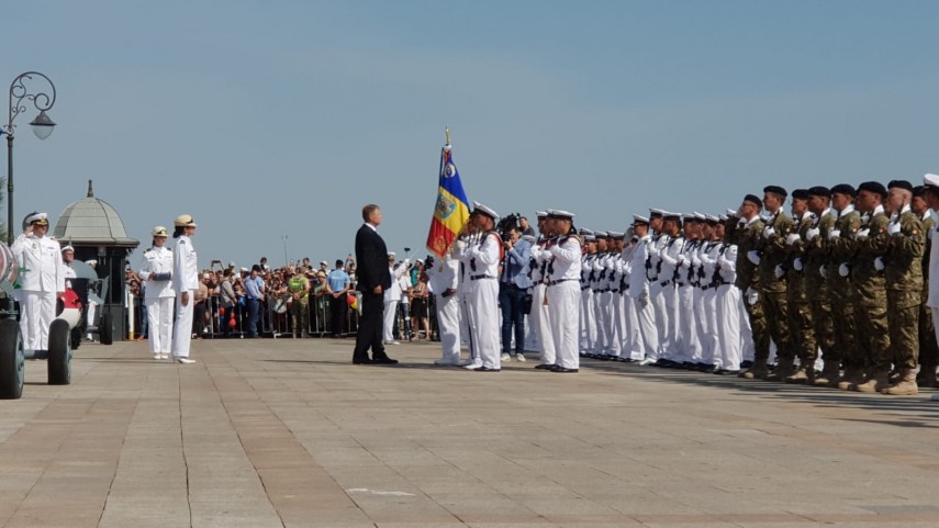 au inceput manifestarile dedicate zilei marinei romane mii de oameni s au strans pe faleza comandamentului au inceput manifestarile dedicate zilei marinei romane mii de oameni s au strans pe faleza comandamentului